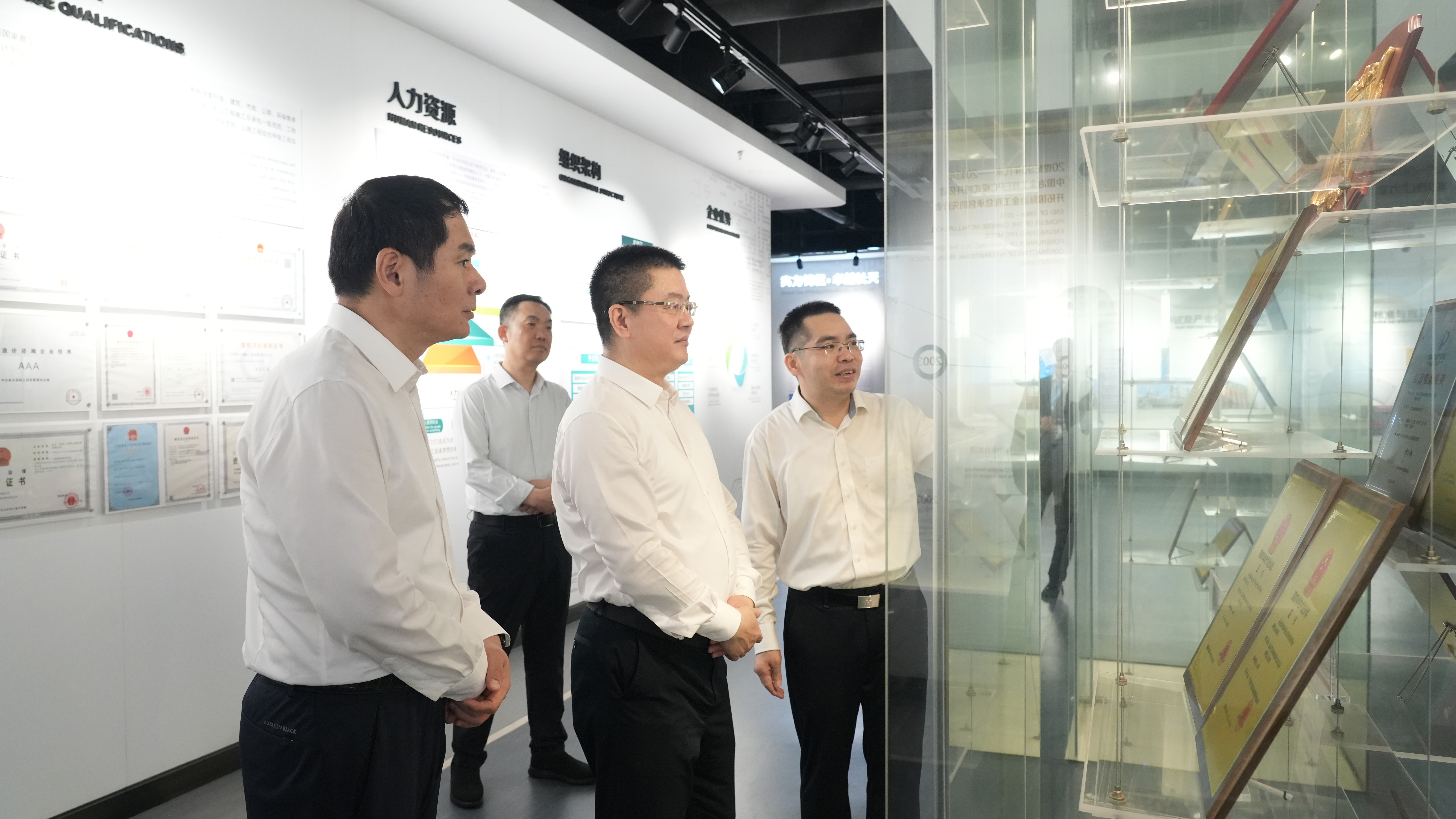 李仲泽参观中冶长天综合形象展厅