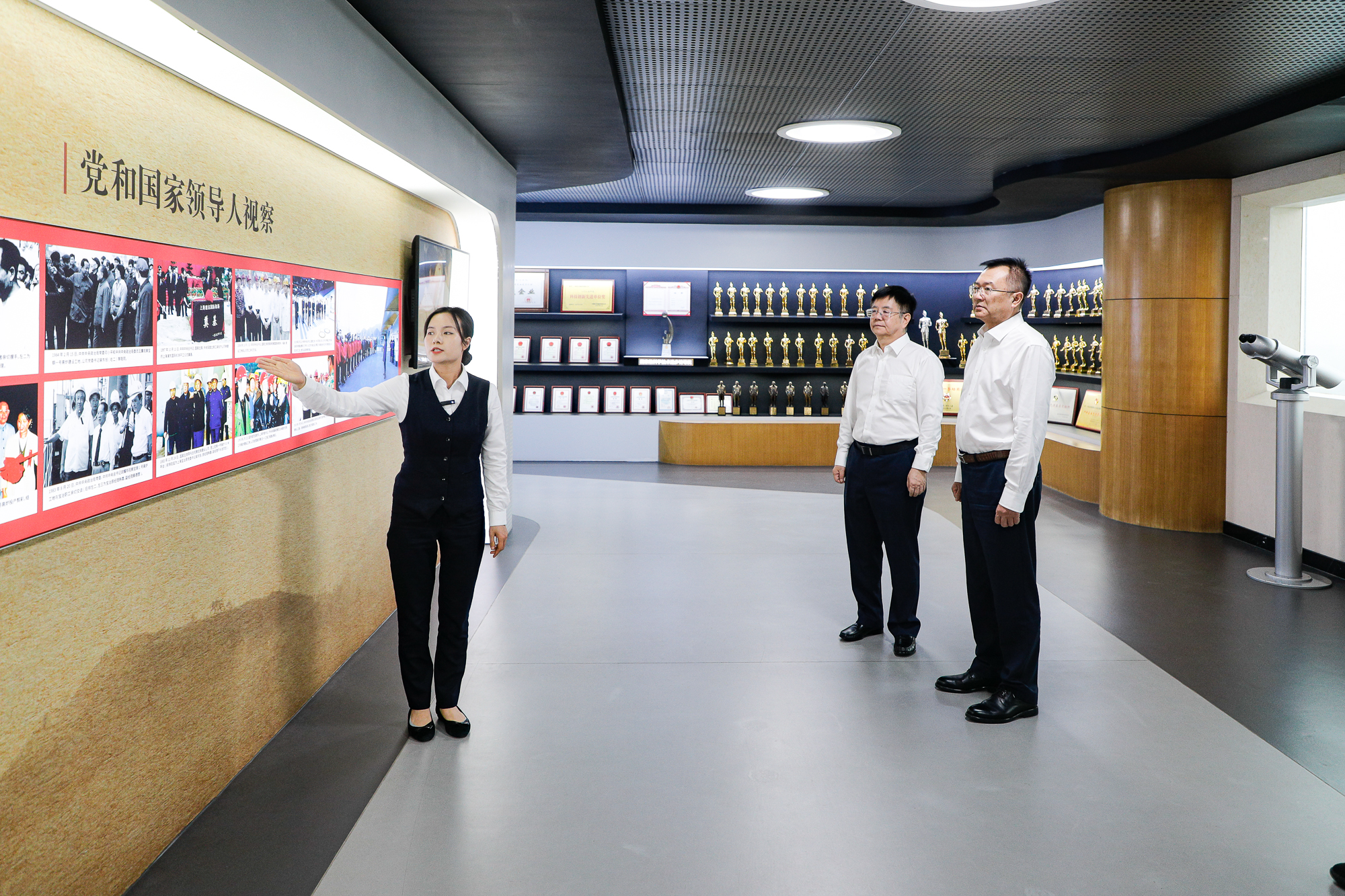 2-参观上海宝冶企业展厅